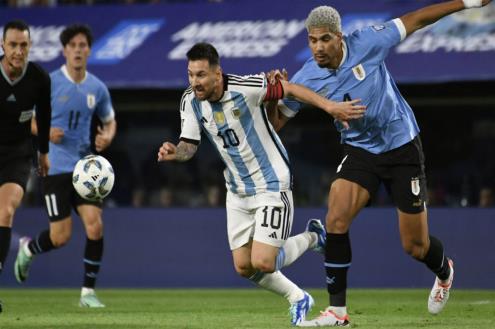 نهاية سلسلة وهزيمة تاريخية.. أرقام سلبية بالجملة للأرجنتين بعد السقوط أمام أوروجواي